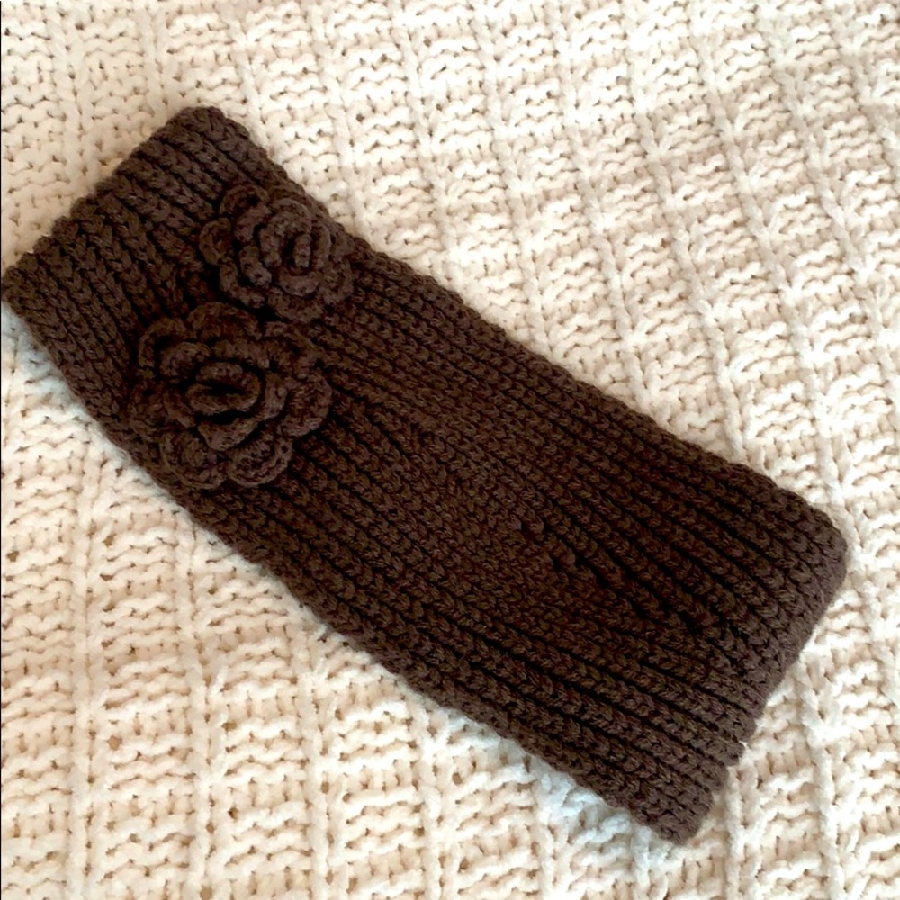 Brown knitted headband with flowers